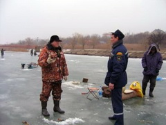 Толщина льда на реке Томь в черте Кемерово составляет менее полуметра